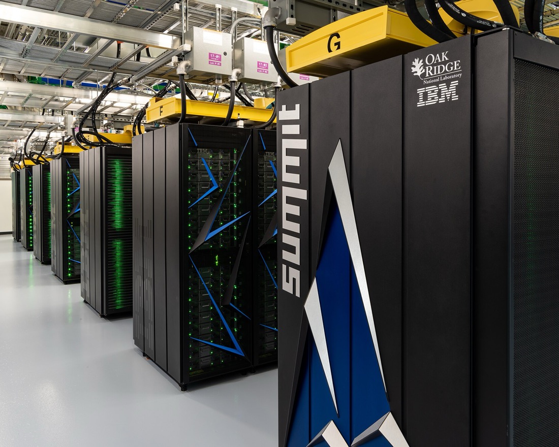 超算机房一排黑色机柜，柜门上是菱形镂空和 IBM 标识
